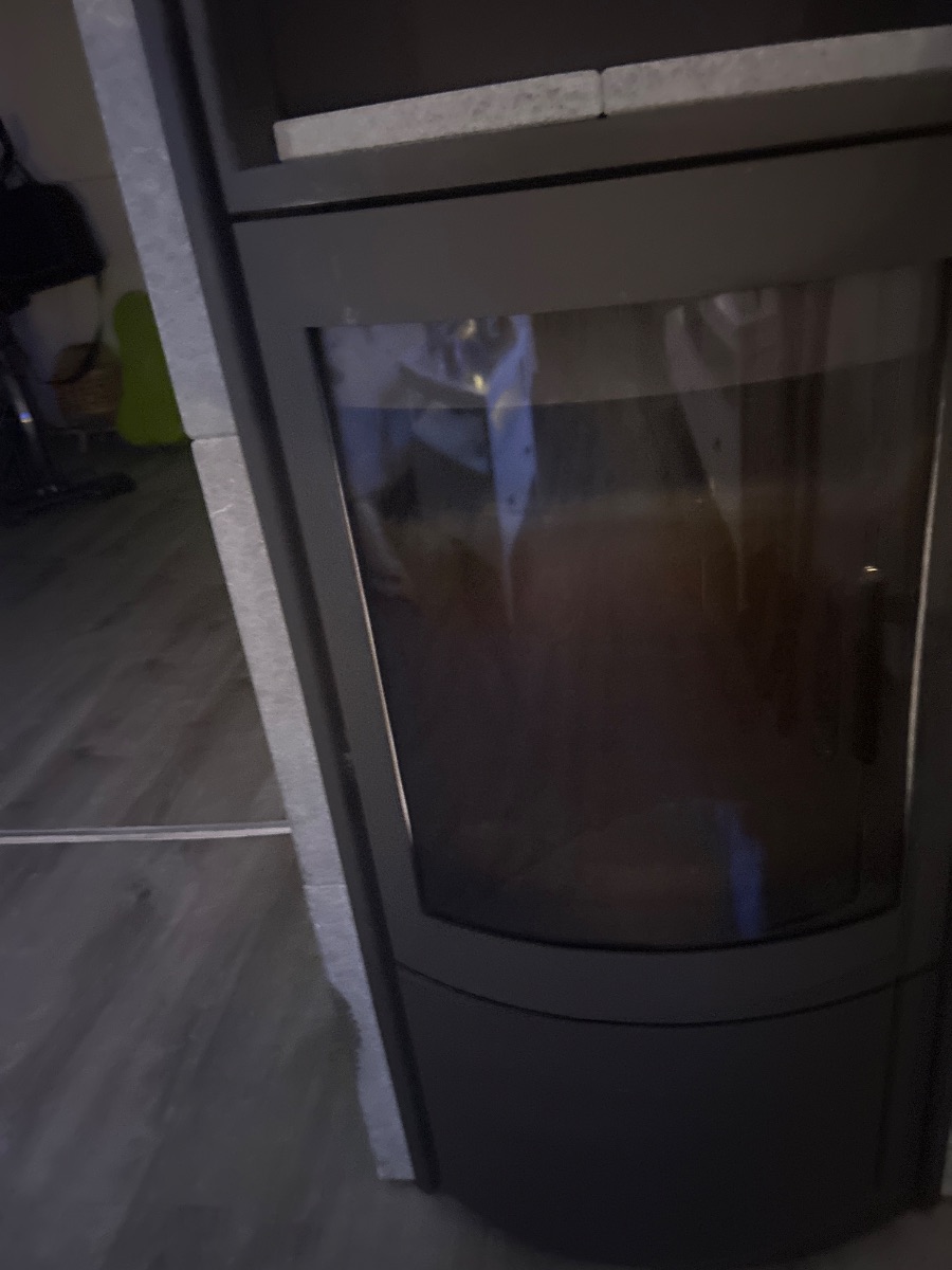 Moderne Pelletheizung mit Sichtfenster